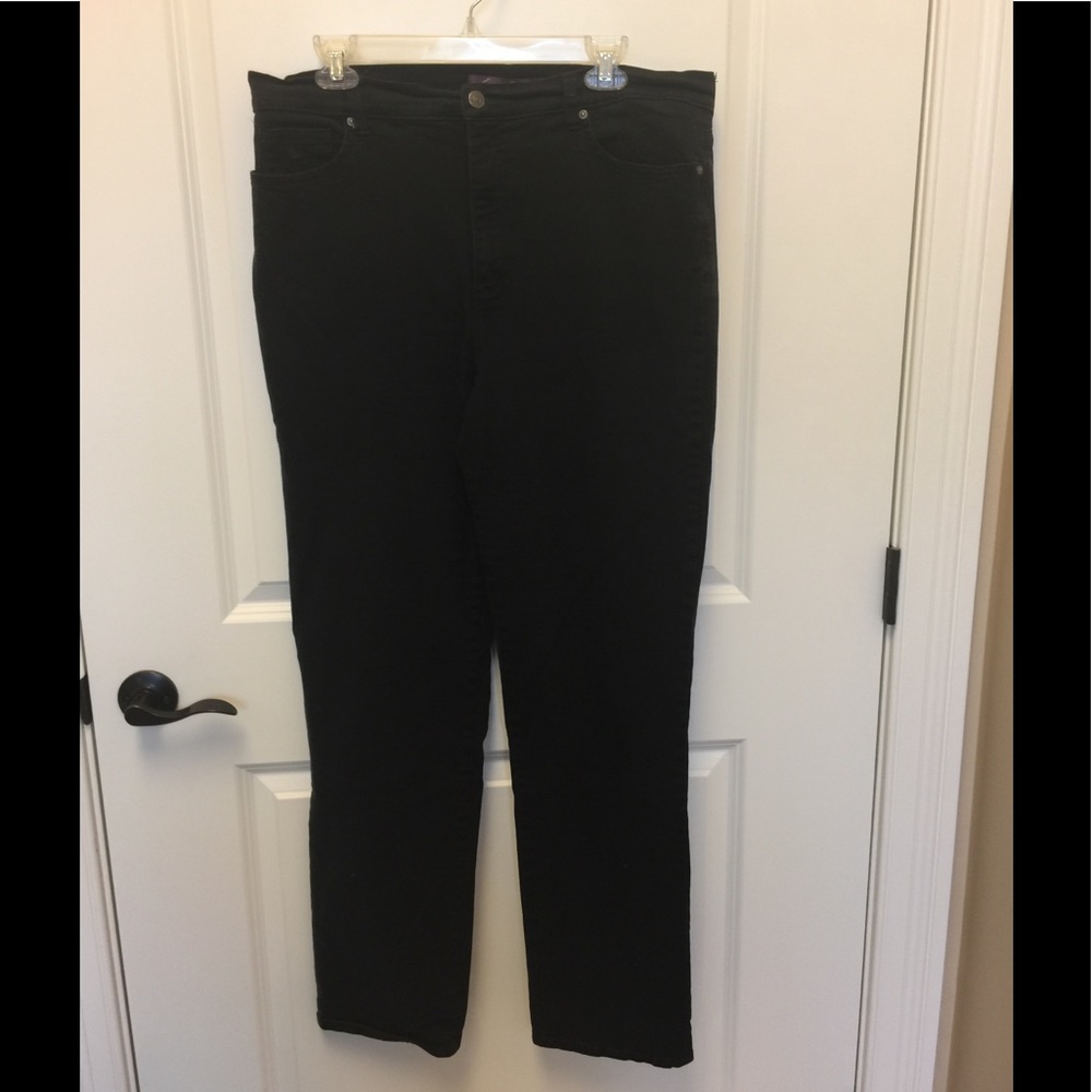 Black Gloria Vanderbilt Amanda Jeans, size 16L.